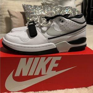 Nike AAF88
WHITE/NEUTRAL GREY-BLAOK
BLANG/NOIR/GRIS NEUTRE..